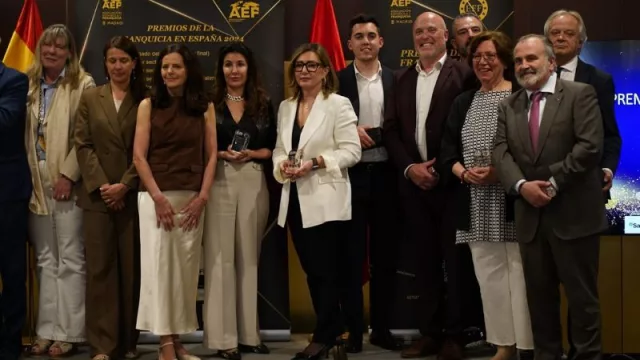 Alain Afflelou (que llegó al país en 2004) recibe el Premio de Franquicia Extranjera en España