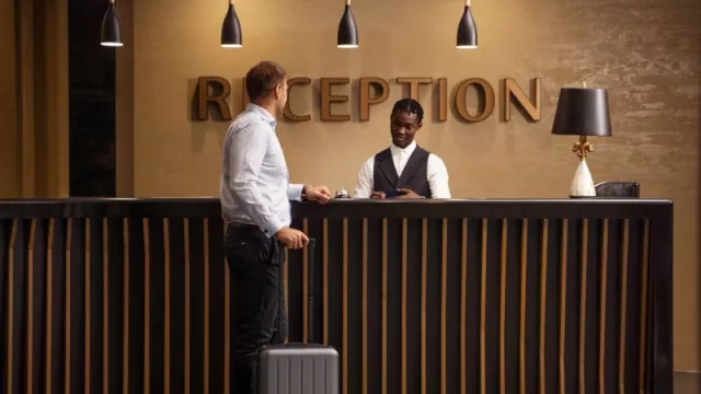 Los hoteles y apartamentos turísticos en España moderan la subida de precios (Ibiza es la ciudad con tarifa más elevada)