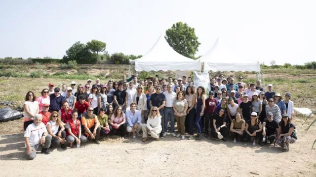 Los empleados de AstraZeneca colaboran con Cruz Roja en la recuperación del antiguo Parque Recreativo del Turia en Riba-roja, una de las zonas más afectadas por la DANA