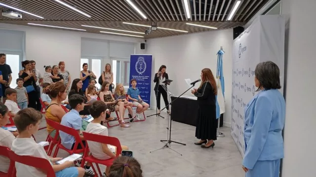 “Sí, prometo”: la emoción de los niños argentinos que juraron la bandera en Barcelona