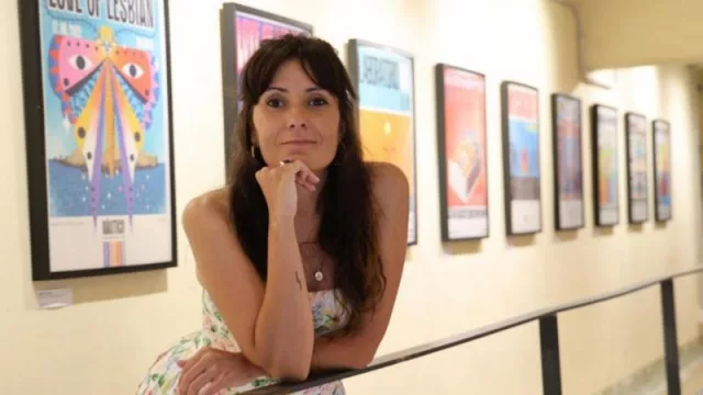 La ilustradora gallega Rebeca Losada viste A Coruña de sardinas, cacharelas y sonrisas por San Xoán con Sanitas Dental