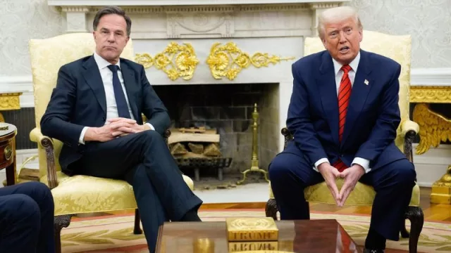 Trump amenaza a Rusia con "100% de aranceles secundarios" si no prospera la negociación con Ucrania