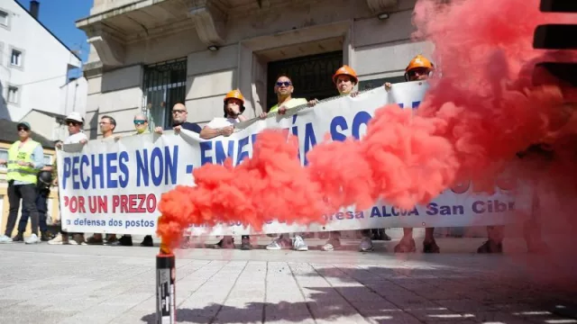 Trabajadores de Alcoa se encadenan ante la Subdelegación de Lugo para exigir una reunión de seguimiento