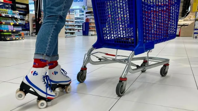 Carrefour cumple el sueño de muchos españoles: patinar por el hipermercado será posible