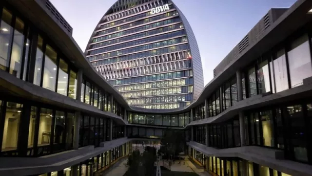 La banca española mantiene beneficios récord y BBVA cotiza con descuento por la OPA sobre Sabadell