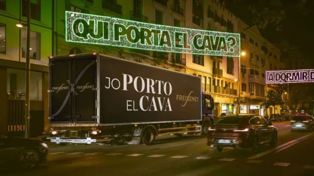 "Yo llevo el cava”: Freixenet responde a la iluminación navideña de Barcelona con una acción a lo grande