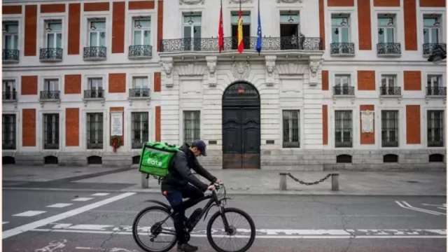 Uber Eats dejará de trabajar con repartidores autónomos en España