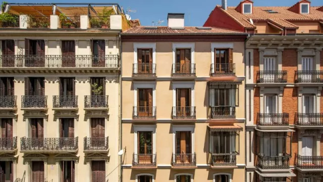 Catalunya aprueba el mayor límite a la compra de vivienda en España mientras expertos denuncian que la medida nace de concesiones políticas