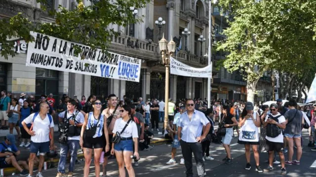La CGT de Argentina estima una adhesión del 90% del paro contra reforma laboral y continúa su "plan de acción"