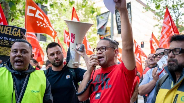 Casi 100 'riders' de Glovo protestan frente a la sede en Madrid y CCOO convoca una huelga la semana que viene