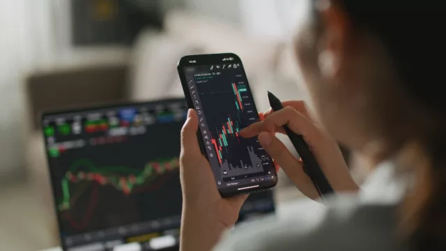 ARTETV estrena 'La generación Z y la bolsa' un documental que explora la relación de los jóvenes con el mundo financiero