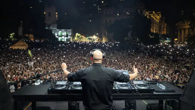 El padre Guilherme hizo lío en Buenos Aires: Plaza de Mayo fue la pista de baile más grande e inesperada del año