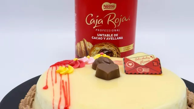 El Obrador de Goya lanza por primera vez una tarta hecha con la icónica Caja Roja® de Nestlé, para el Día de la Madre