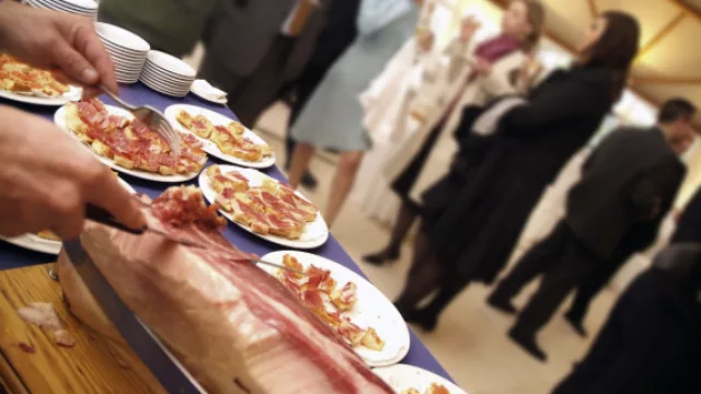 Teca Sàbat alerta de los típicos errores en la organización de comidas para muchos invitados