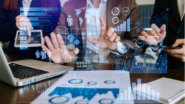 Empresas a dos velocidades: la digitalización no llega a los empleados esenciales