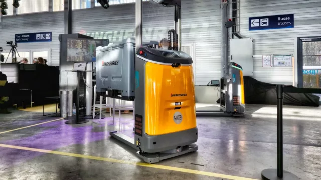 Automatización inteligente para aplicaciones de gran altura: Jungheinrich lanza el robot móvil EAC 212a