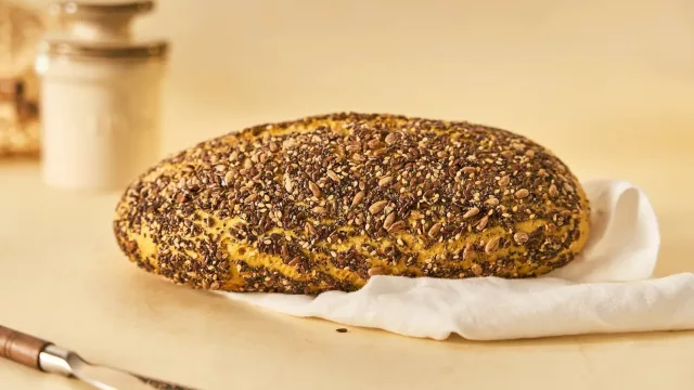 Leon The Baker explica las utilidades del pan de cúrcuma y pimienta negra sin gluten