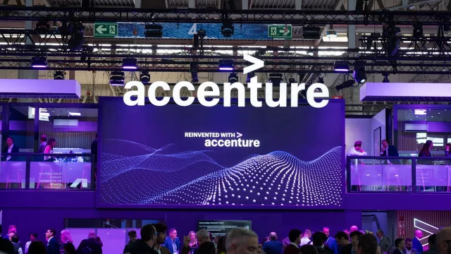 Accenture se desploma en Bolsa un 15% tras revisar sus previsiones a la baja