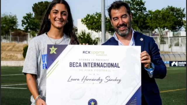 La española Laura Hernández recibe la beca internacional de flag football de la NFL