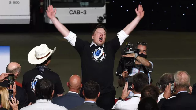 SpaceX cae por debajo de su precio de debut en bolsa