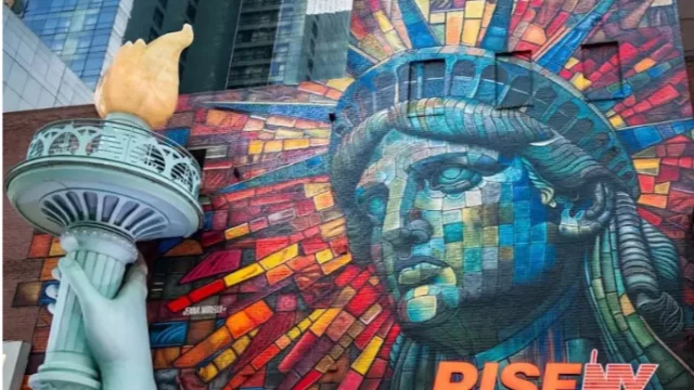 RiseNY: la simulación inmersiva que te permite sobrevolar Nueva York desde el corazón de Manhattan