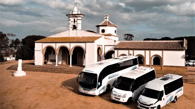 Moguerbus gestiona el transporte de grupos en Huelva tras 50 años de trayectoria