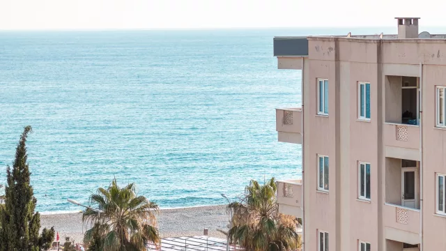 Dos meses de alquiler de verano en la Costa Brava supera los ingresos de un año completo en Girona capital