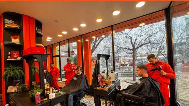Con destreza e identidad: llega a Europa la peluquería masculina vietnamita con East West Barbershop