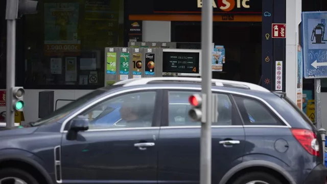 Llenar el depósito supera los 100 euros: la gasolina alcanza su máximo anual y el diésel encarece