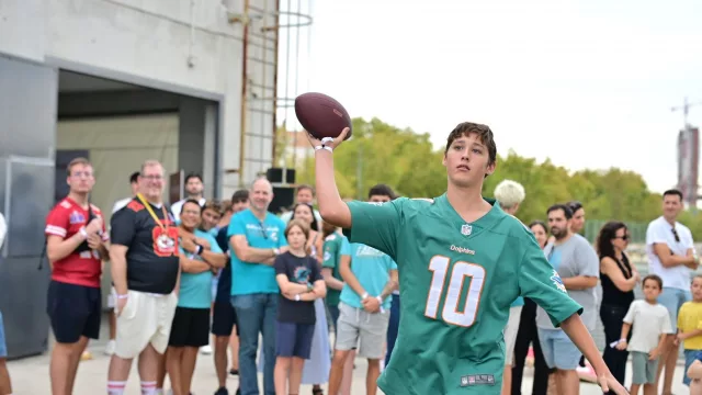 La NFL Experience Sevilla hizo vibrar a los aficionados de Chiefs y Dolphins junto al Real Betis